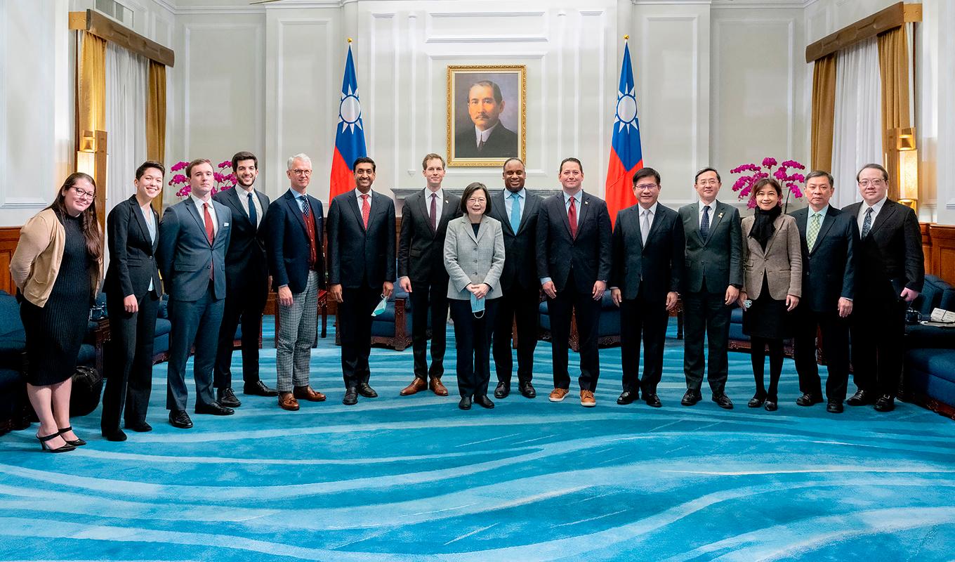 President Tsai Ing-Wen, i mitten, på en bild tagen under USA:s besök. Ro Khanna är sjätte från vänster. Foto: AP/TT