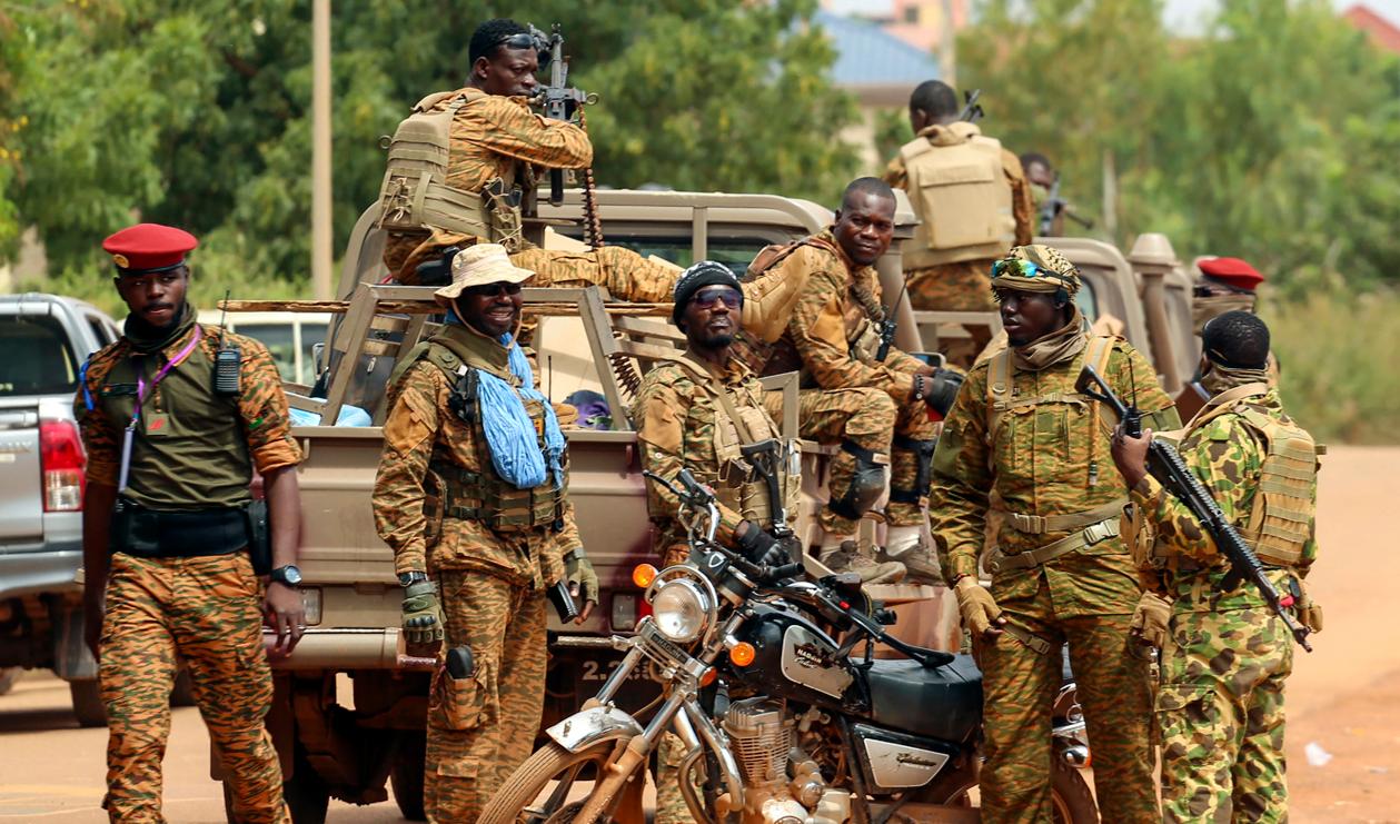 Militär i Burkina Faso förstärker efter motgångar i strider mot militanta islamister. Arkivbild. Foto: Kilaye Bationo/AP/TT