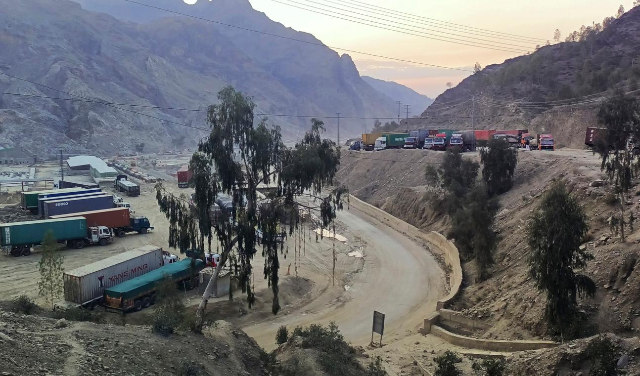 Lastbilar med viktiga varor ämnade för Afghanistan fastnade vid gränsövergången vid Torkham. Bilden togs i tisdags. Foto: Qazi Rauf/AP/TT