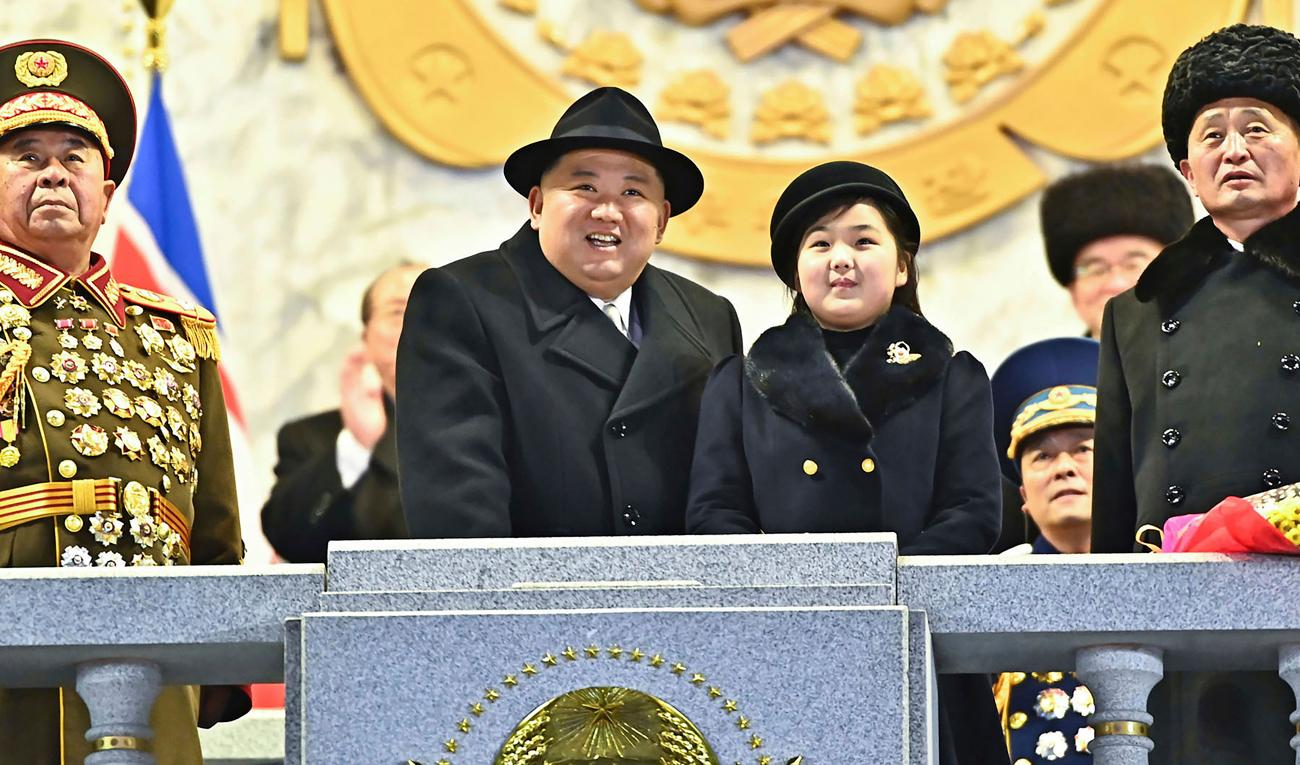 Med pappa på jobbet. Kim Ju-Ae bevittnar en militärparad i Pyongyang, tillsammans med sin far Nordkoreas ledare Kim Jon-Ung i början av februari. Arkivbild. Foto: KCNA/AP/TT