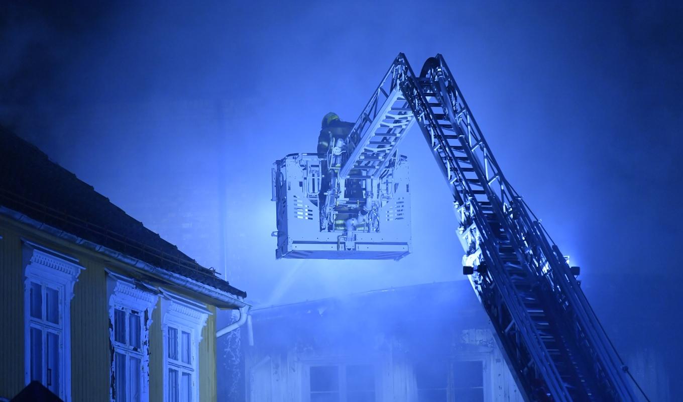 Branden i Kragerø har spridit sig till närliggande byggnader. Foto: Rodrigo Freitas/NTB/TT