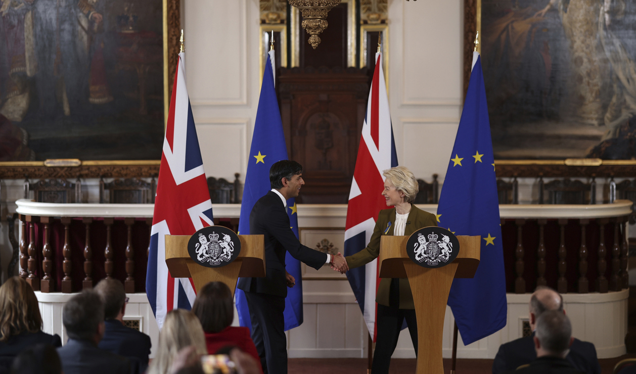 Storbritanniens premiärminister Rishi Sunak och EU-kommissionens ordförande Ursula Leyen skakar hand efter att de hållit måndagens presskonferens. Foto: Dan Kitwood/AP/TT