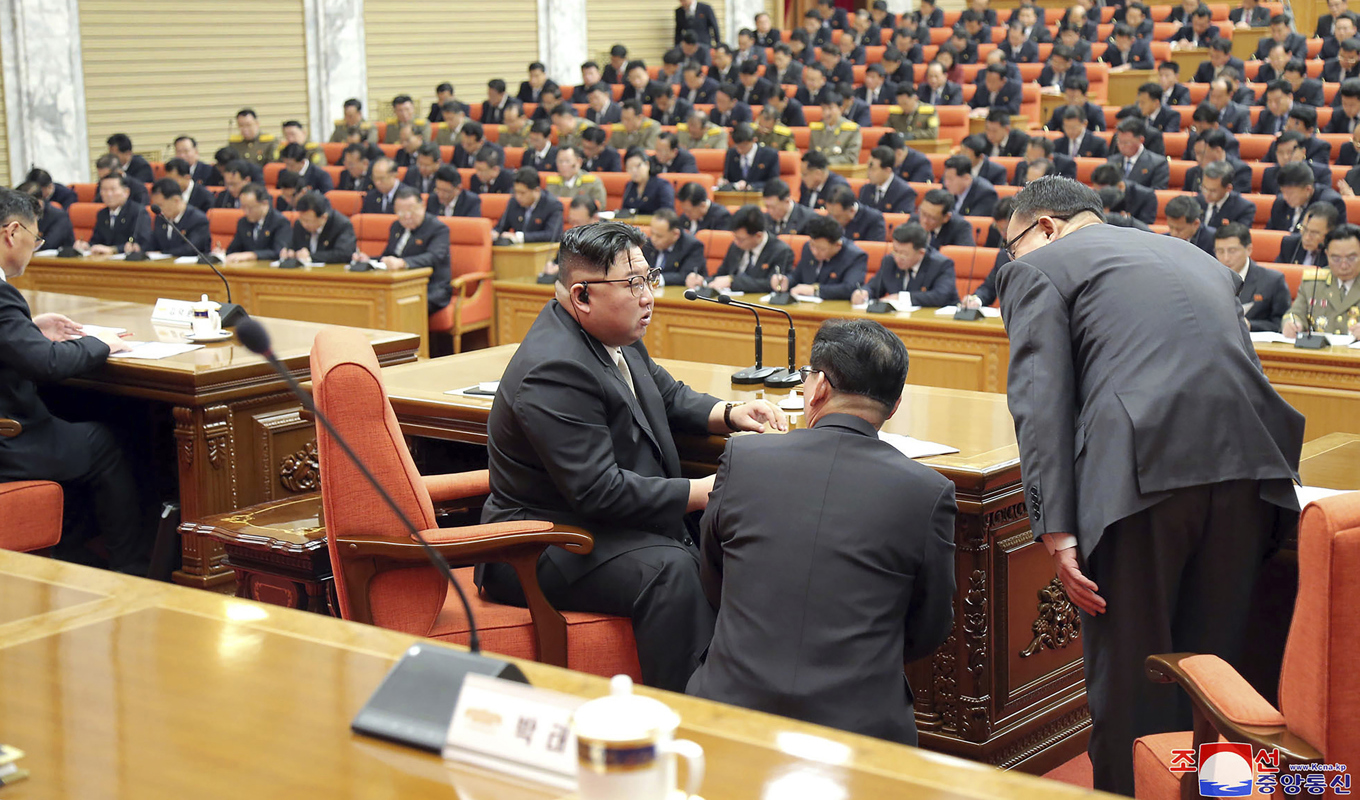 Kim Jong-Un talar med deltagare på ett partimöte i Pyongyang. Bilden tillhandahålls av Nordkoreas regering. Foto: KCNA/AP/TT