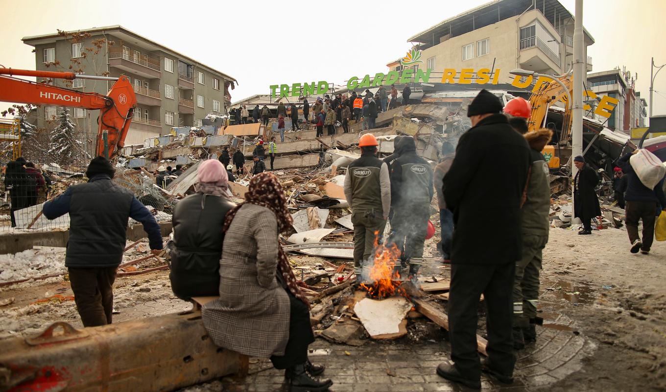 Räddningsarbetare och drabbade i staden Malatya, som ligger i provinsen med samma namn, dagen efter den kraftiga jordbävningen den 6 februari. Foto: Emrah Gurel/AP/TT