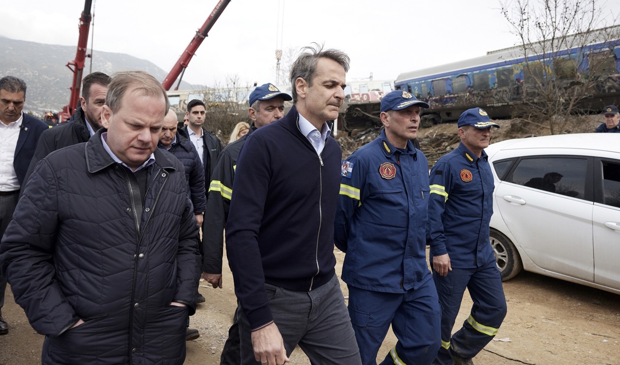 Greklands avgående transportminister Kostas Karamanlis, till vänster, och premiärminister Kyriakos Mitsotakis, till höger. Foto: Dimtiris Papamitsos/AP/TT