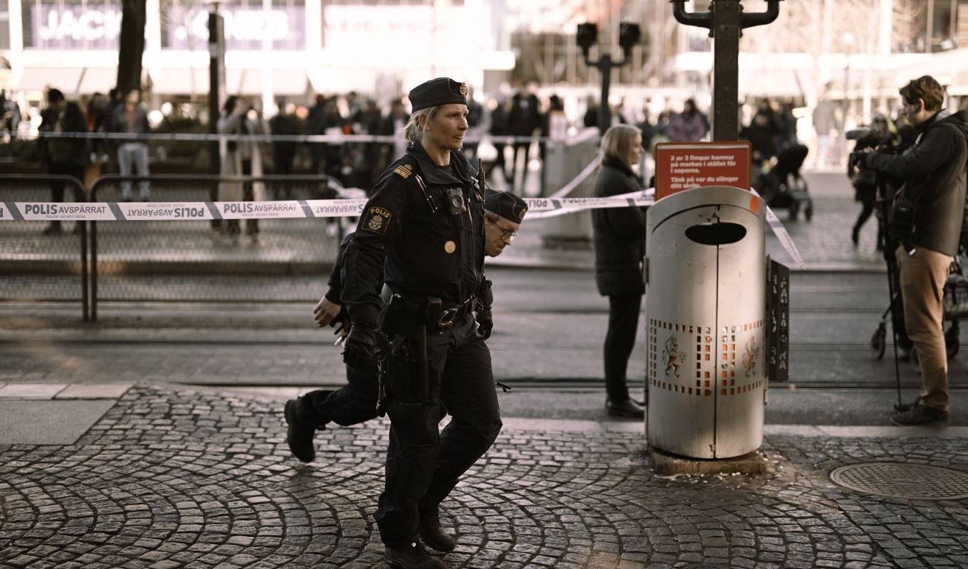 Poliser på plats sedan ett barn blivit knivskuret i Brunnsparken i Göteborg. Foto: Björn Larsson Rosvall/TT