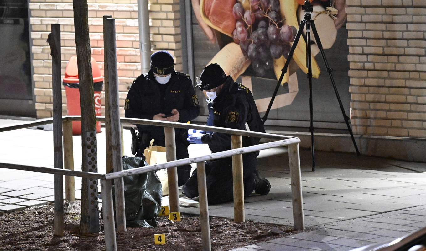 Polis och kriminaltekniker på Lertegelvägen i Oxie utanför Malmö efter skottlossningen på fredagskvällen. Foto: Johan Nilsson/TT