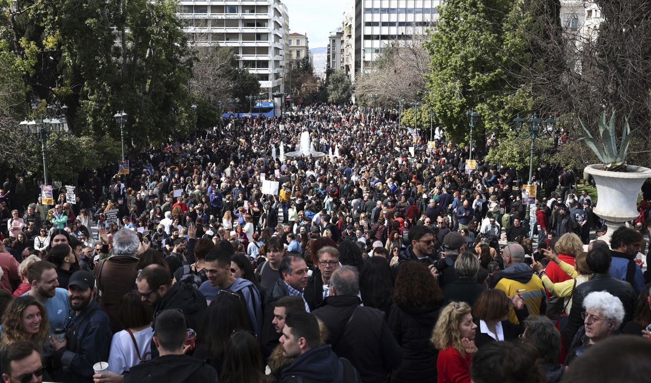 Tusentals demonstranter samlade på torget Syntagma i Greklands huvudstad Aten på söndagen. Foto: Yorgos Karahalis/AP/TT