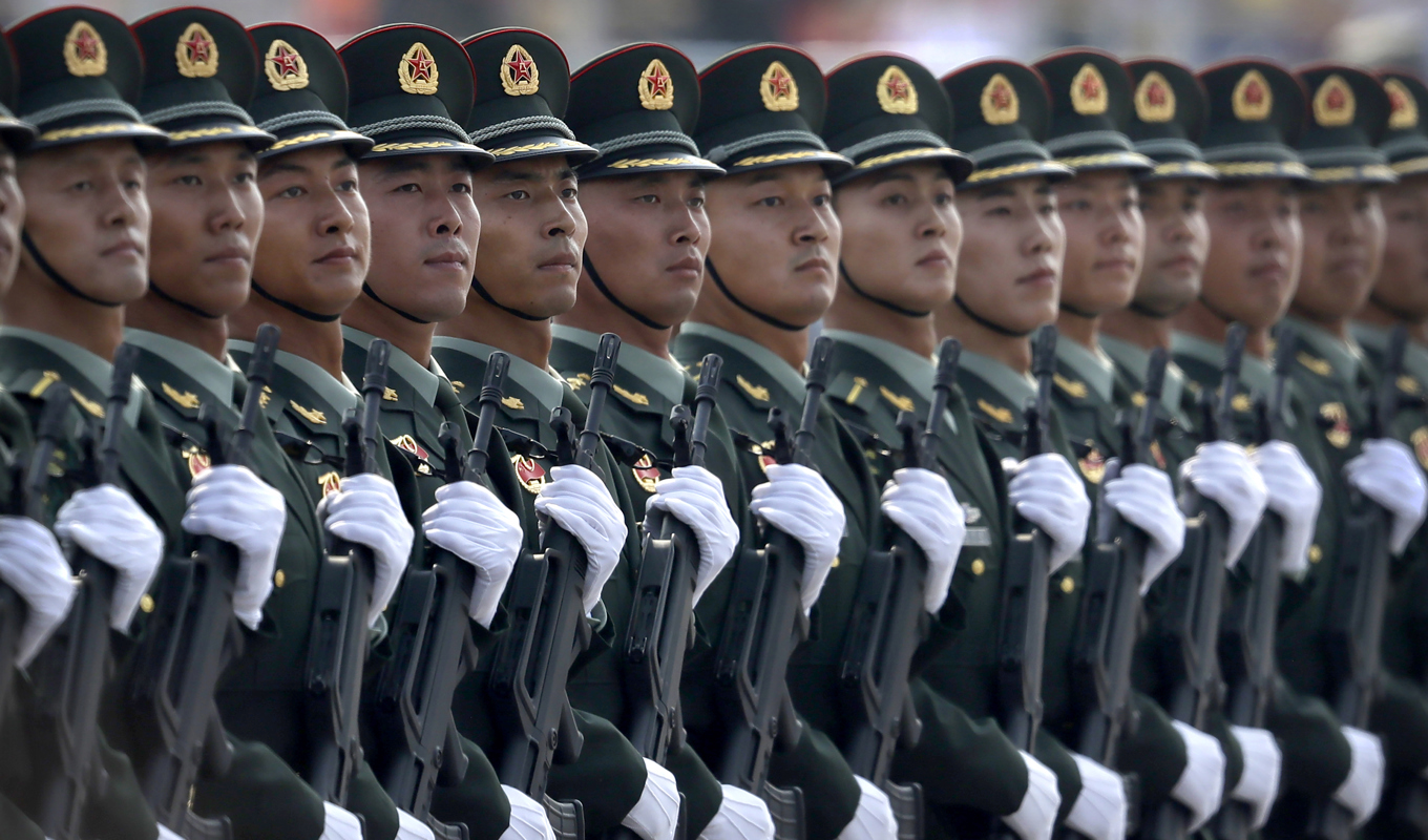 Med två miljoner soldater i Folkets befrielsearmé har landet redan världens största stående armé och världens största flotta. Arkivbild. Foto: Mark Schiefelbein/AP/TT