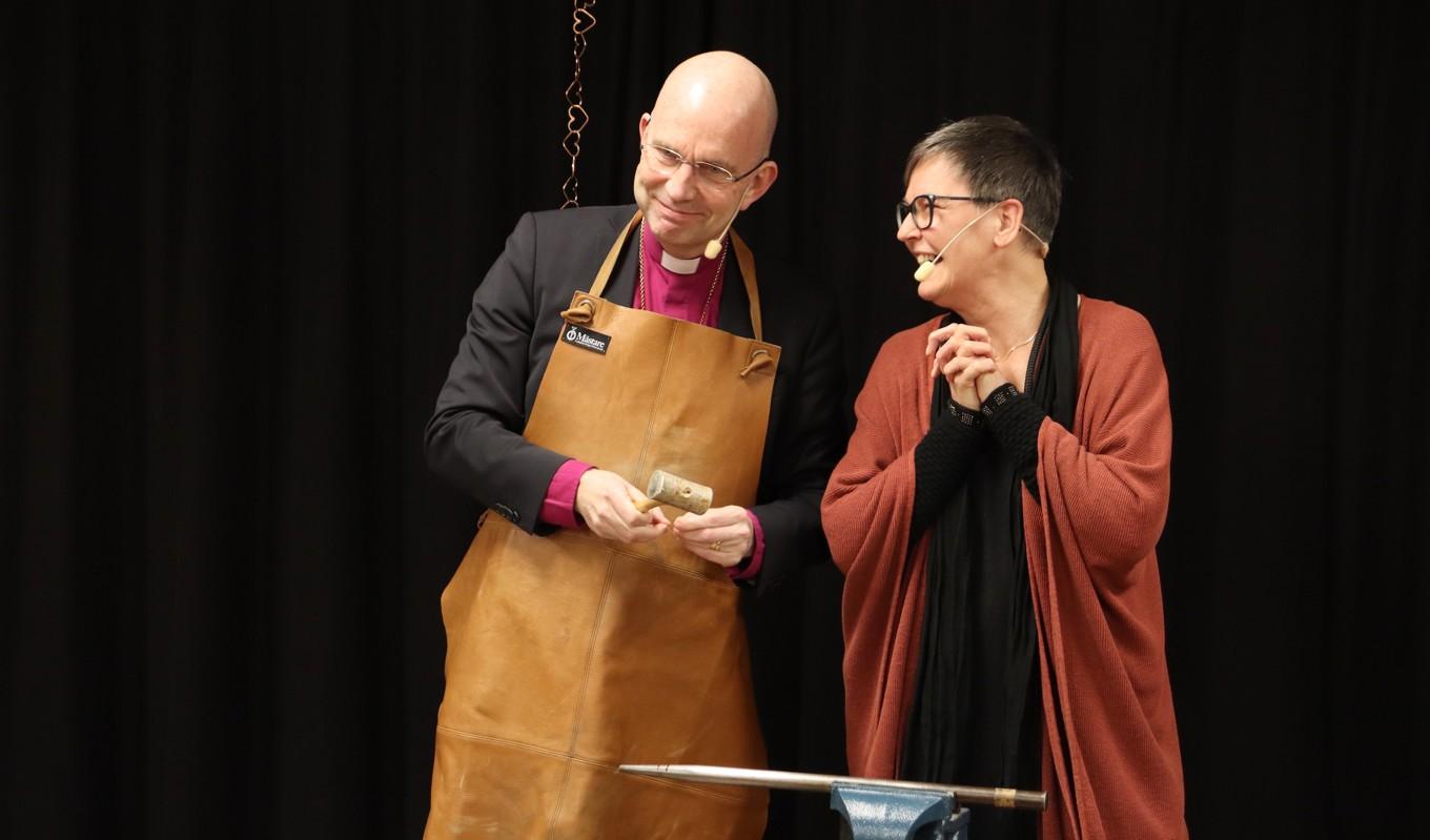 Utställningen invigdes genom att biskop Fredrik Modéus fick hjälp av metallkonstnären Michaela Ivarsdotter med att smida ett litet hjärta. Foto: Anton Nilsson