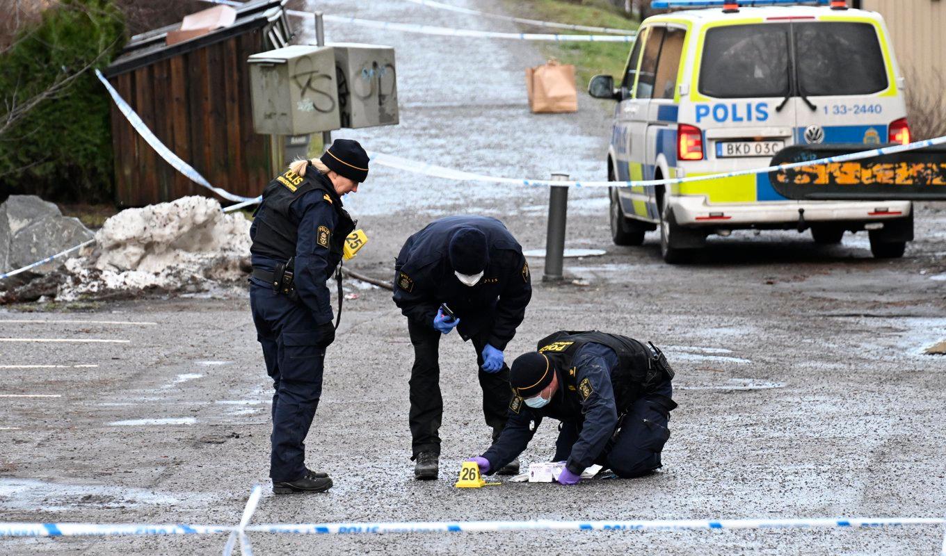 Julen 2022 inleddes en våg av skjutningar och sprängningar. Regeringen satsar nu brett på olika åtgärder för att bekämpa gängkriminaliteten. Foto: Pontus Lundahl/TT