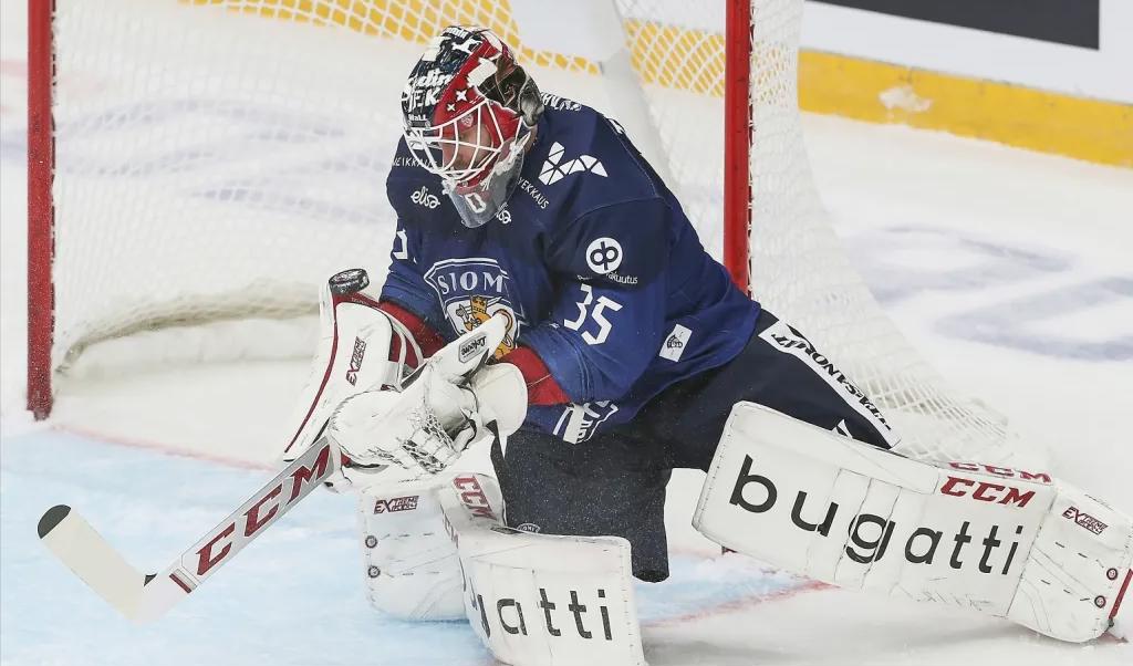 Frans Tuohimaa är namnet på den finske stjärnmålvakten som Skellefteå AIK helt nyligen har värvat i syfte att förstärka målvaktssidan inför det kommande slutspelet. Han har representerat flera finska klubbar och spelat tio säsonger på högsta nivå.Foto: Alexander Safonov/AP/TT