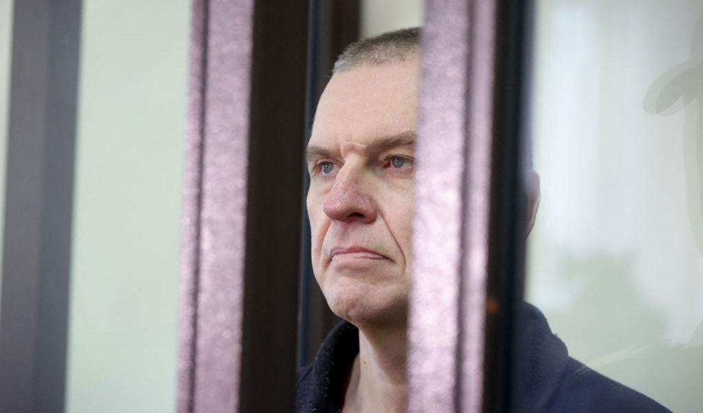 Andrzej Poczobut, en korrespondent för den polska tidningen Gazeta Wyborcza, fängslades i mars 2021, på påstått politiska grunder. I dag föll sedermera domen. Foto: LEONID SHCHEGLOV/BELTA/AFP via Getty Images
