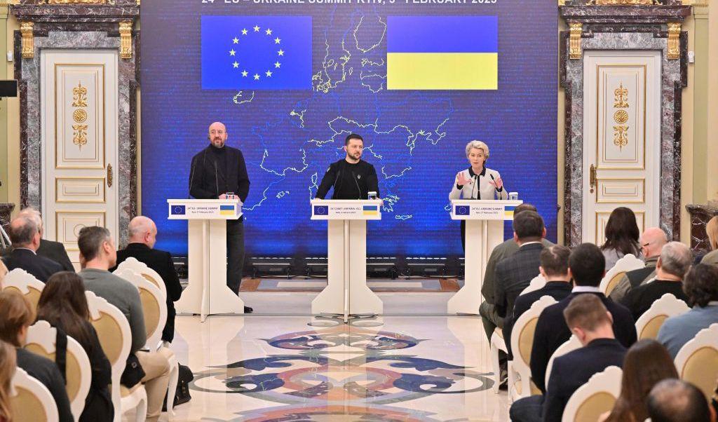 EU-kommissionens ordförande Ursula von der Leyen tillsammans med 15 kommissionärer, avreste till Kiev för ett toppmöte med Ukrainas president Volodymir Zelensky.  Foto: SERGEI SUPINSKY/AFP via Getty Images