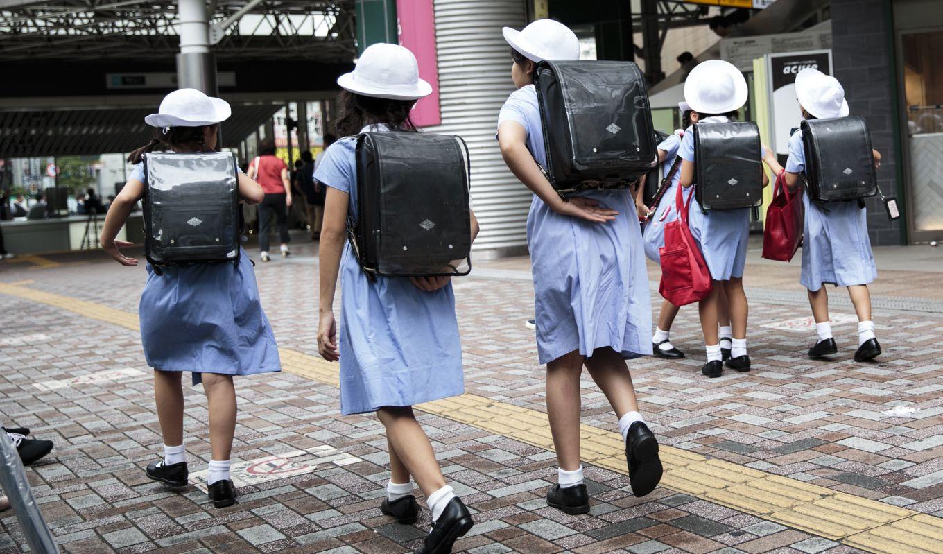 Japanska flickor på väg hem från skolan. Japan vill vända sin trend med minskande befolkning och införa åtgärder som sätter barnen främst.Foto: Behrouz Mehri/AFP via Getty Images