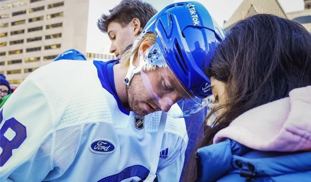 Torontos svenske spelare Rasmus Sandin tar sig tid att skriva autografer till fansen i samband med lagets traditionella utomhusträning.Foto: Arlyn Mcadorey/The Canadian Press via AP/TT