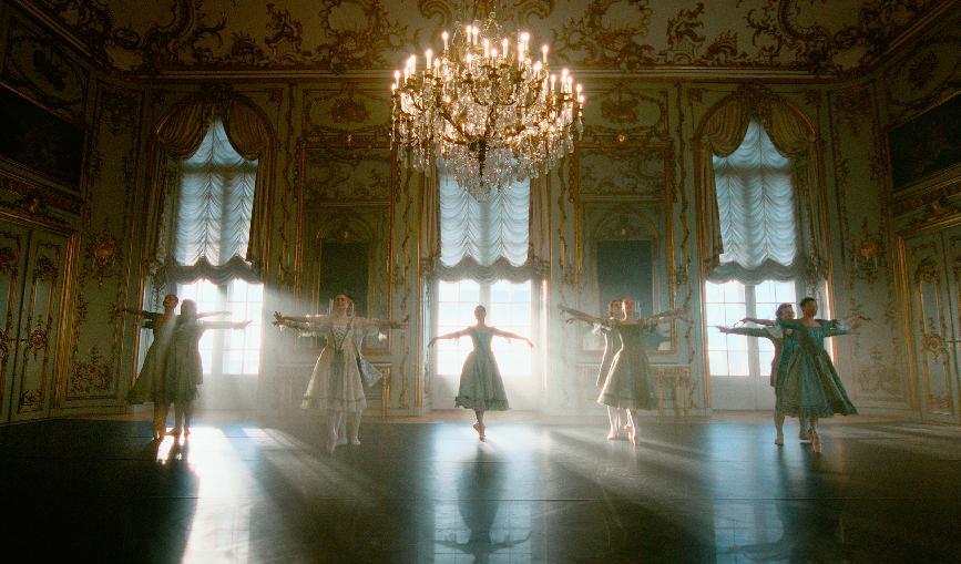 I Kunglig dans på Amalienborg skapar dansarna och musikerna en sagolik upplevelse tillsammans med scen- och filmteamet. Foto: Machofilms
