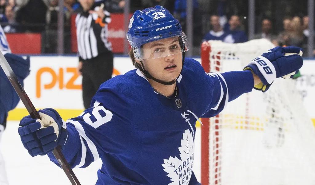 Toronto Maple Leafs stjärnspelare William Nylander jublar efter att ha satt pucken i mål under en match mot Tampa Bay Lightning i NHL.Foto: ChrisYoung/The Canadian Press via AP/TT