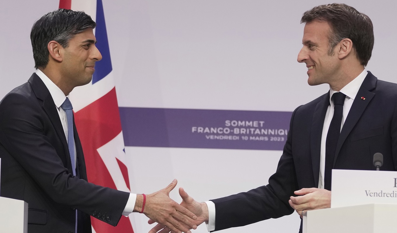 Storbritanniens premiärminister Rishi Sunak och Frankrikes president Emmanuel Macron skakar hand med varandra Elysee-palatset i Paris den 10 mars 2023. Foto: Kin Cheung – POOL/Getty Images