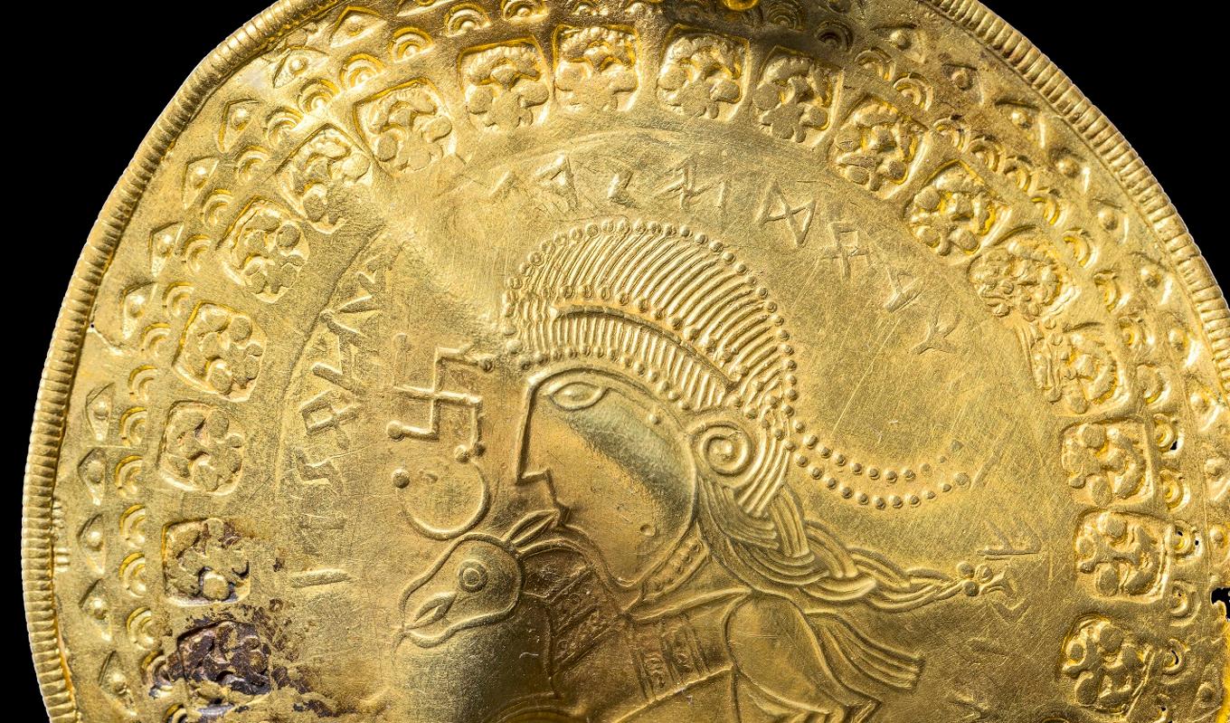 På guldmedaljongen står det: ”Han är Odens man” ovanför porträttet. Foto: Arnold Mikkelsen/Danmarks Nationalmuseum.