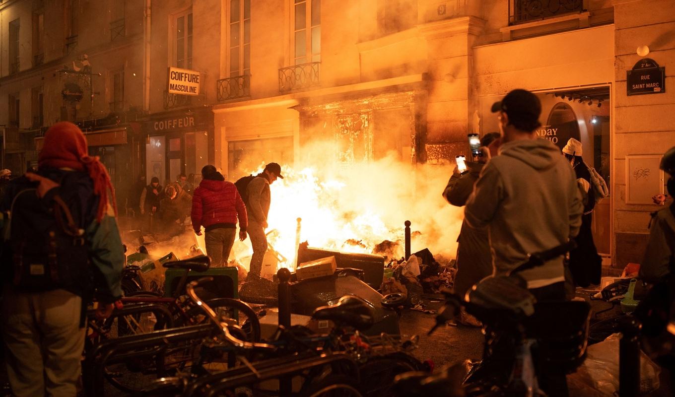 Sopor brinner vid en demonstration i Paris den 23 mars 2023. Foto: Anna Kurth/AFP via Getty Images