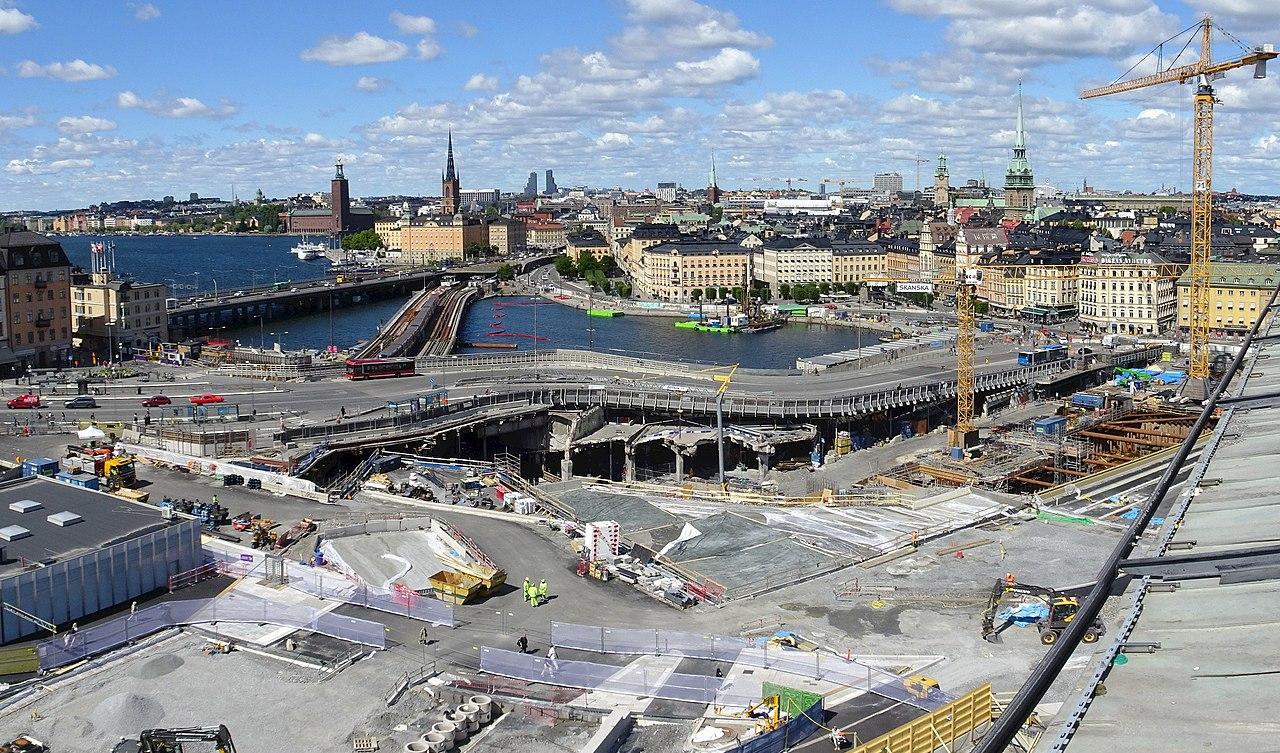 Den senaste notan för terminalbygget vid Slussen på Södermalm, landar på nära 21 miljarder kronor. Lokala politiker säger dock stopp. Foto: Holger.Ellgaard (CC BY-SA 4.0)