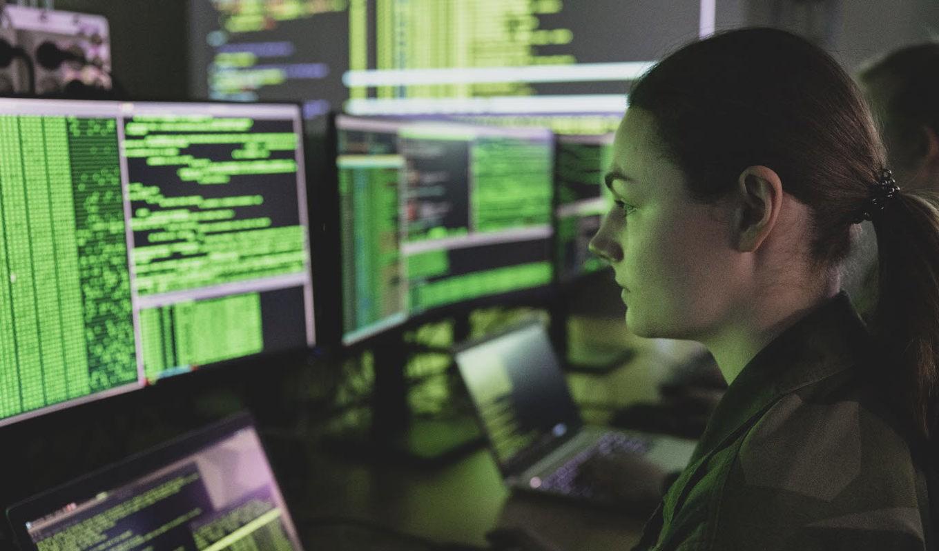 Försvarsmakten startade 2020 en elva månader lång utbildning av värnpliktiga cybersoldater. Testerna fokuserar på områden som kognitiv förmåga och cyberkunskap. Foto: Joel Thungren/Försvarsmakten