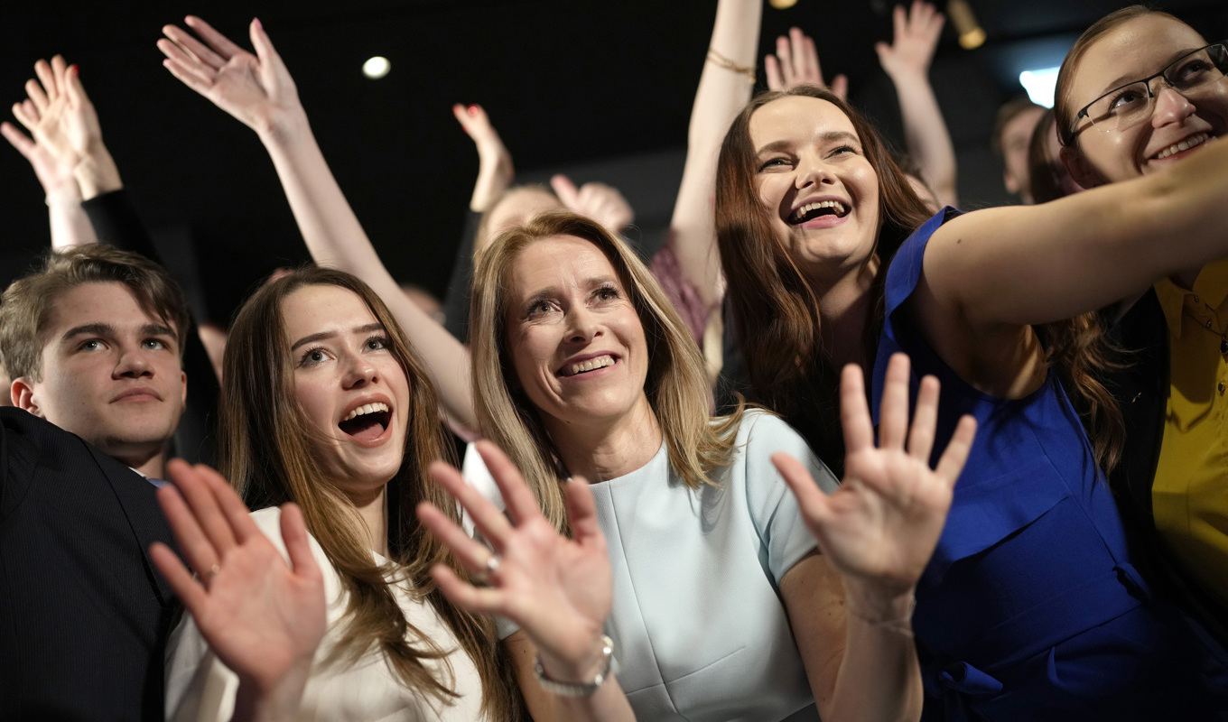 Kaja Kallas med anhängare på sin valvaka i Tallinn. Foto: Sergei Grits/AP/TT