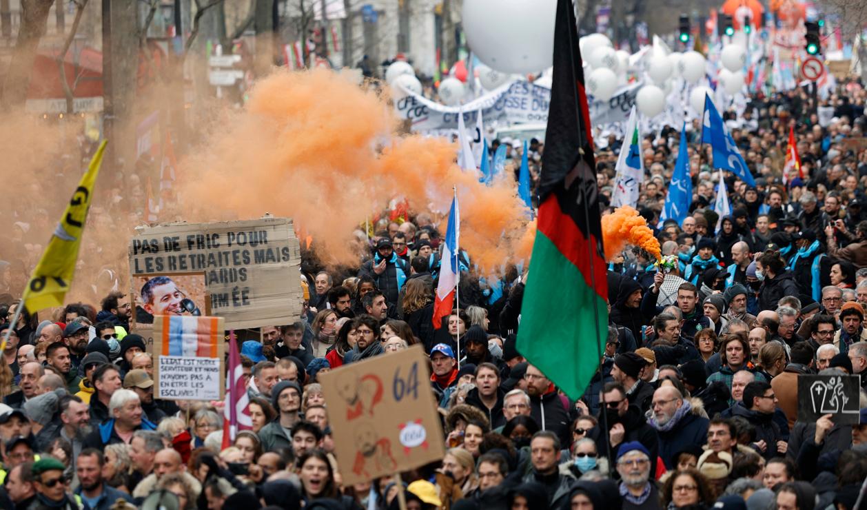 Demonstranter i Paris protesterar den 11 februari mot regeringens förslag att höja pensionsåldern. Foto: Lewis Joly/AP/TT