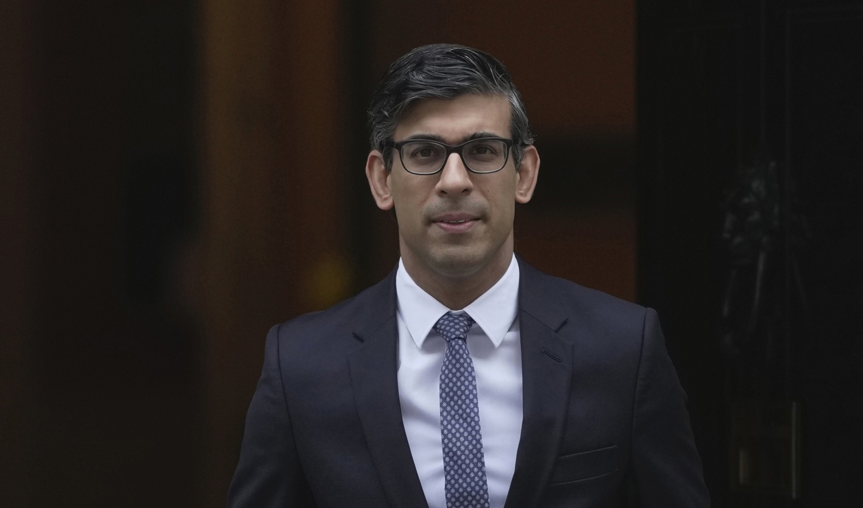 Storbritanniens premiärminister Rishi Sunak utanför 10 Downing Street i London i onsdags. Foto: Kin Cheung/AP/TT