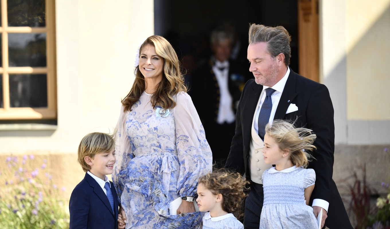 Från vänster prins Nicolas, prinsessan Madeleine, prinsessan Adrienne, herr Christopher O'Neill och prinsessan Leonore på besök i Sverige i samband med prins Julians dop i Drottningholms slottskyrka i augusti 2021. Foto: Erik Simander/TT