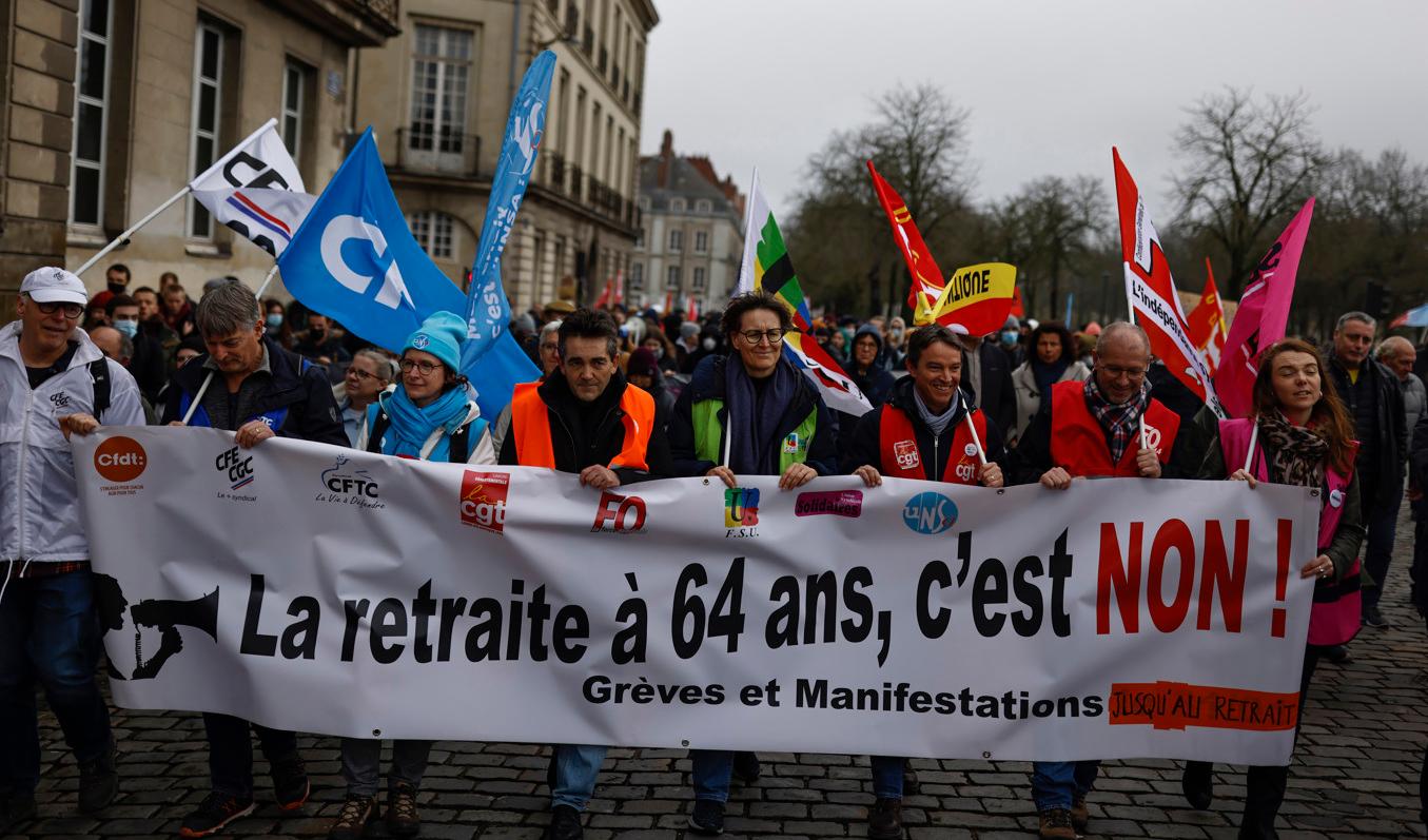 Människor som protesterar mot förslaget att höja pensionsåldern från 62 till 64 demonstrerar på flera håll i Frankrike under lördagen. Här genomförs en demonstration i Nantes i västra Frankrike. Foto: Jeremias Gonzalez