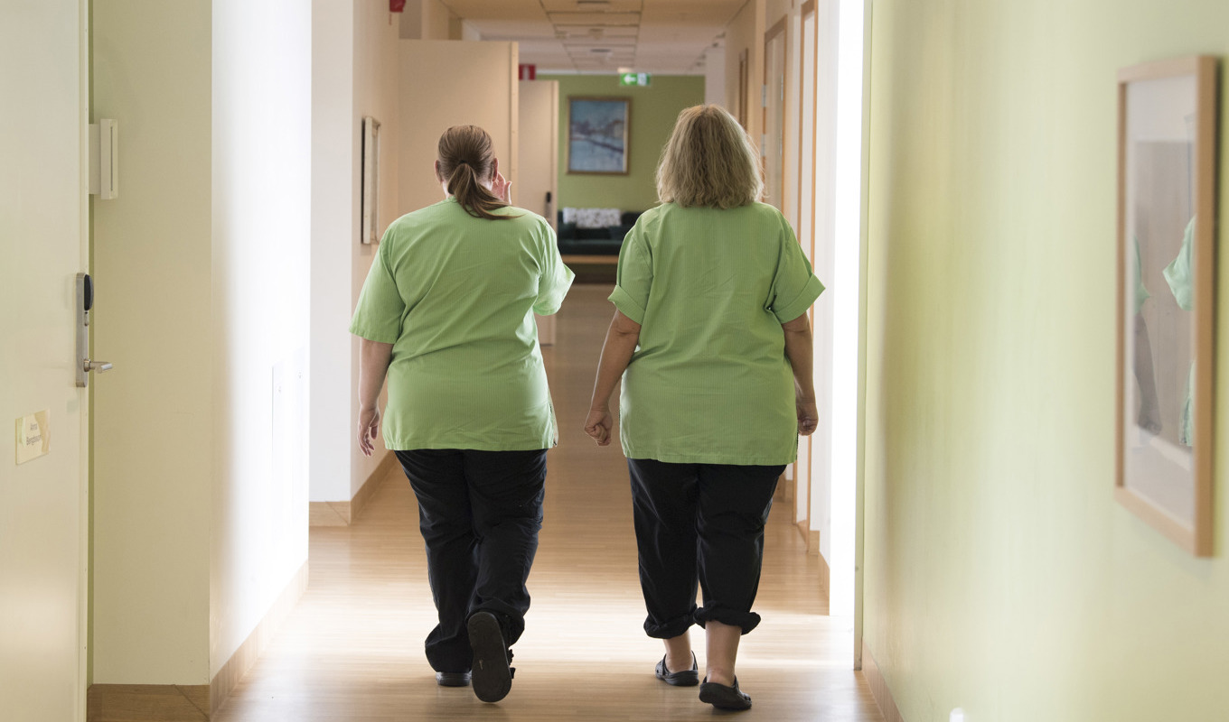 Kommuner och regioner skulle få mer personal om det gick att pausa tjänstepensionerna, enligt SKR. Arkivbild. Foto: Fredrik Sandberg/TT