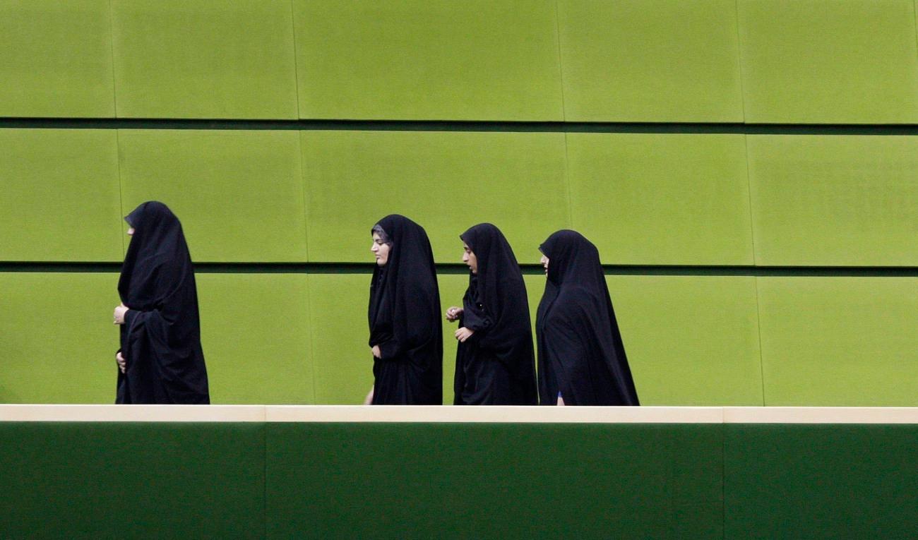 Kvinnliga studenter i Irans huvudstad Teheran. Arkivbild. Foto: Vahid Salemi/AP/TT