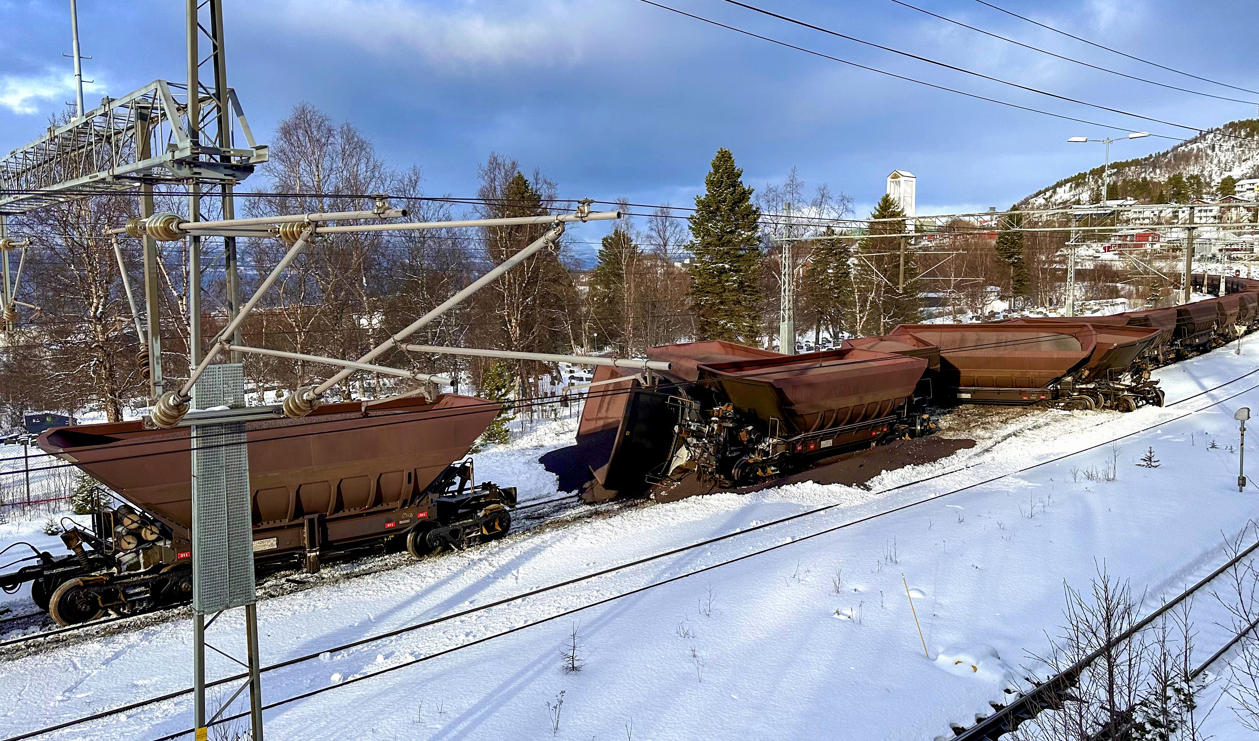 Ett av LKAB:s malmtåg har spårat ur i närheten av stationen i Narvik. Foto: Jørn Ove Aspenes/NTB/TT