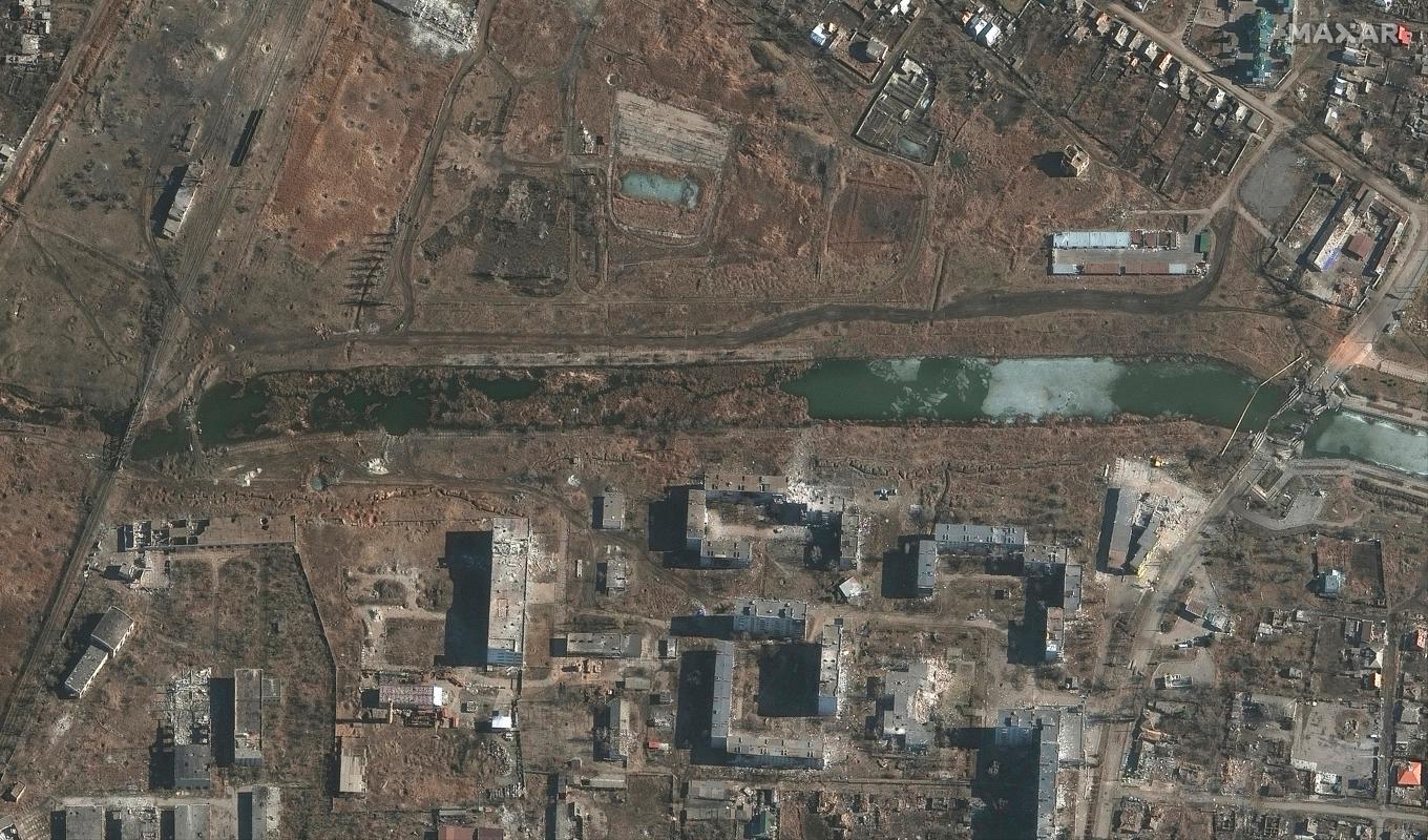 Bachmut delas av floden Bachmutovka. Den här satellitbilden som togs i måndags för en vecka sedan (den 6 mars) visar hur broar över floden har förstörts. Foto: Satellitbild av Maxar Technologies via AP/TT