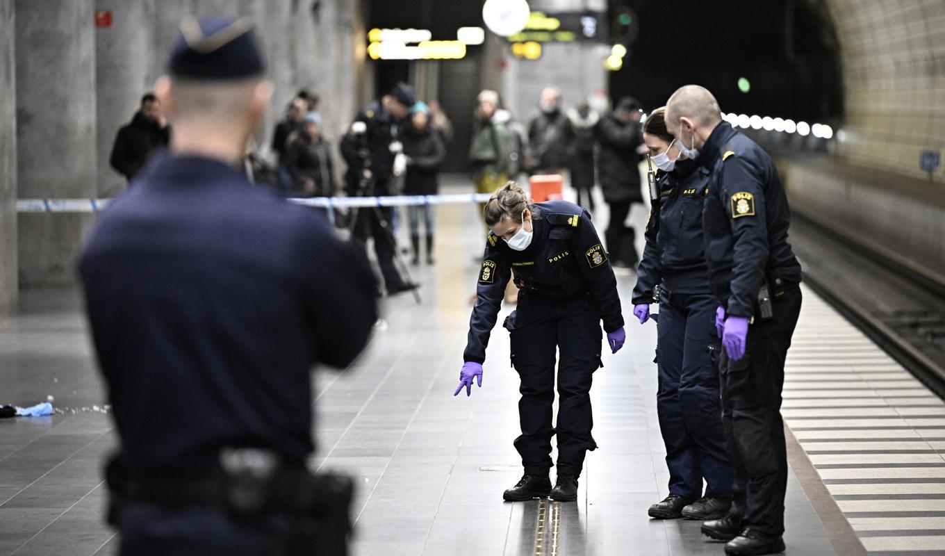 Polisens kriminaltekniker arbetar innanför avspärrningarna på perrongen på station Triangeln i Malmö på tisdagskvällen efter ett mordförsök. Foto: Johan Nilsson/TT