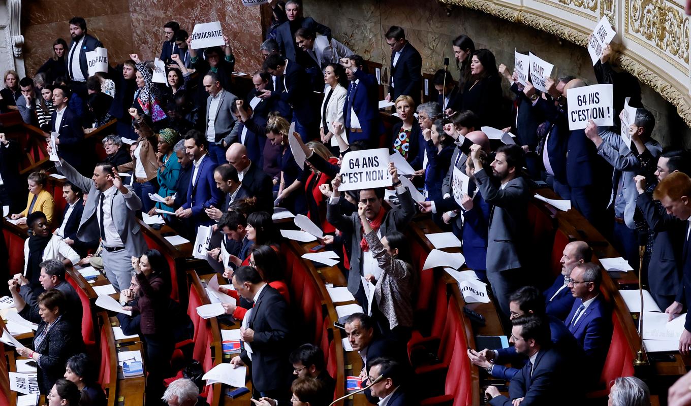 Parlamentariker buar mot premiärminister Èlisabeth Borne nationalförsamlingen. Foto: Thomas Padilla/AP/TT