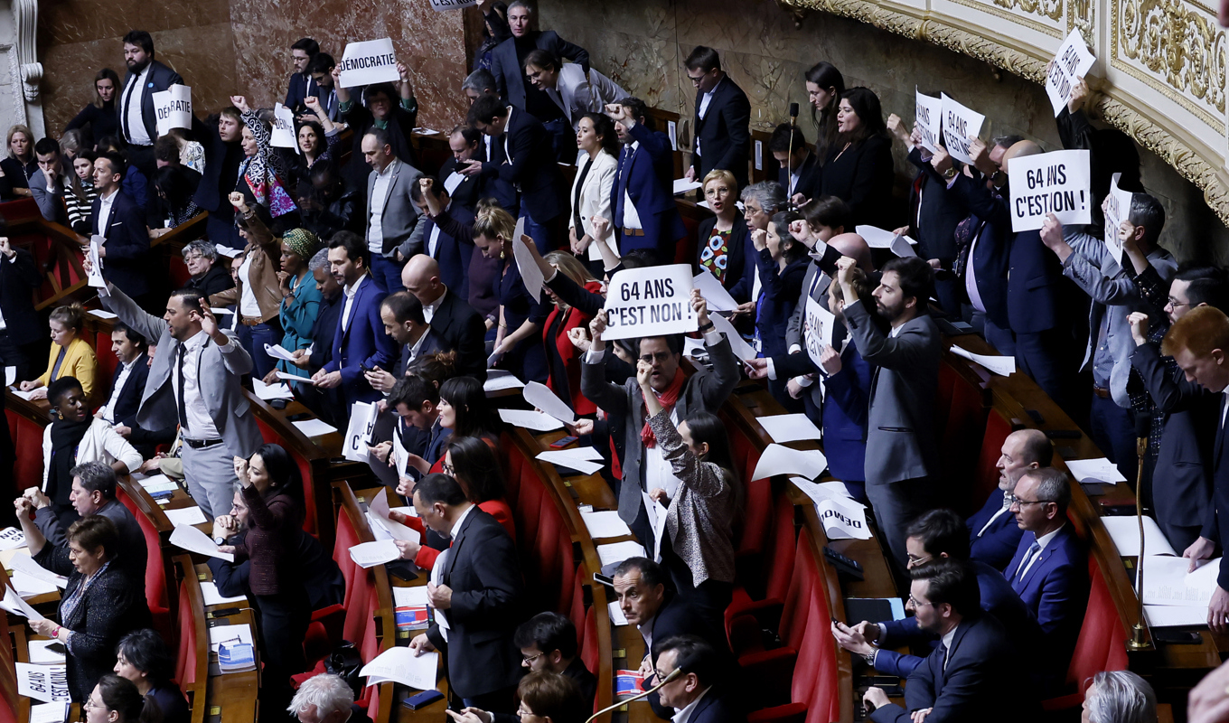 Parlamentariker buar mot premiärminister Èlisabeth Borne nationalförsamlingen. Foto: Thomas Padilla/AP/TT