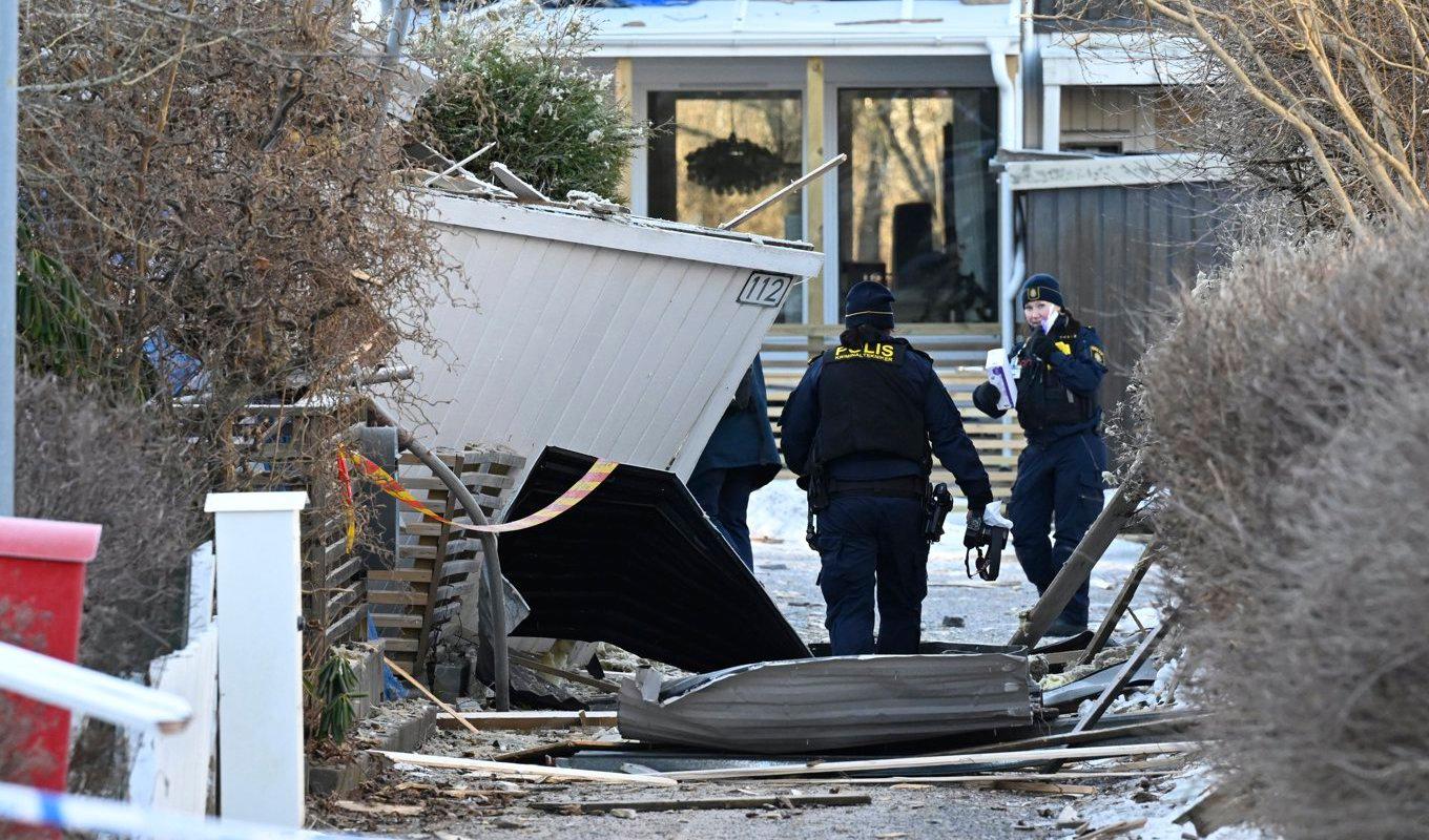 Flera män har gripits efter den kraftiga explosionen i ett radhusområde i Hässelby i Stockholm. Foto: Jessica Gow/TT