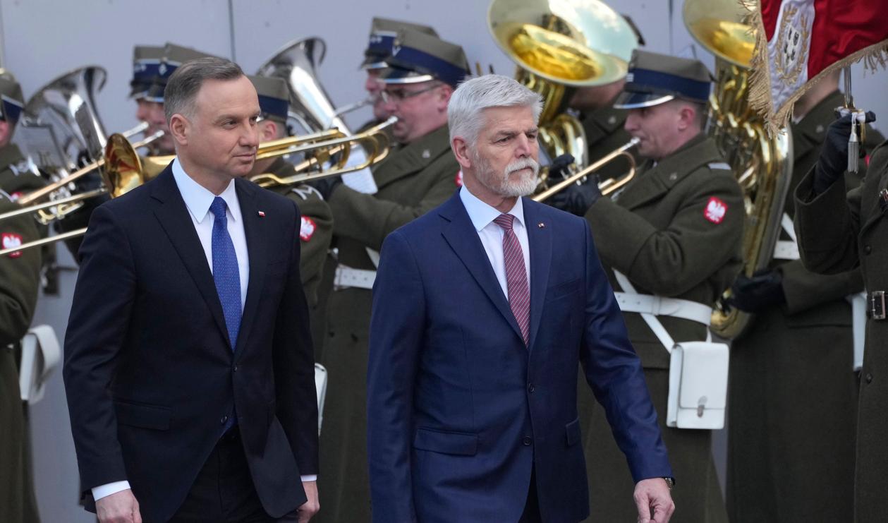 Polens president Andrzej Duda, (till vänster) tar emot Tjeckiens president Petr Pavel i Warszawa Foto: Czarek Sokolowski/AP/TT