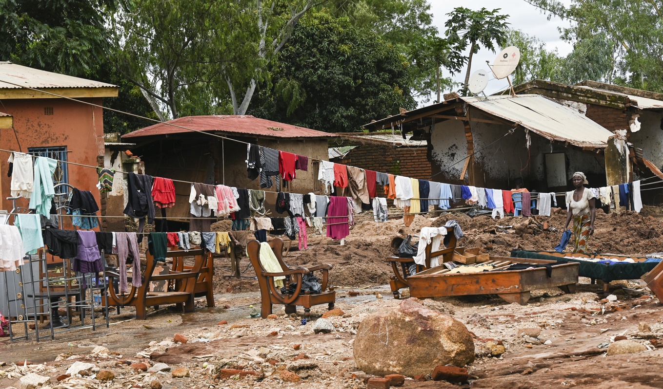 Kläder hänger på tork på elledningar i Phalombe i södra Malawi i en bild från i lördags. Foto: Thoko Chikondi/AP/TT