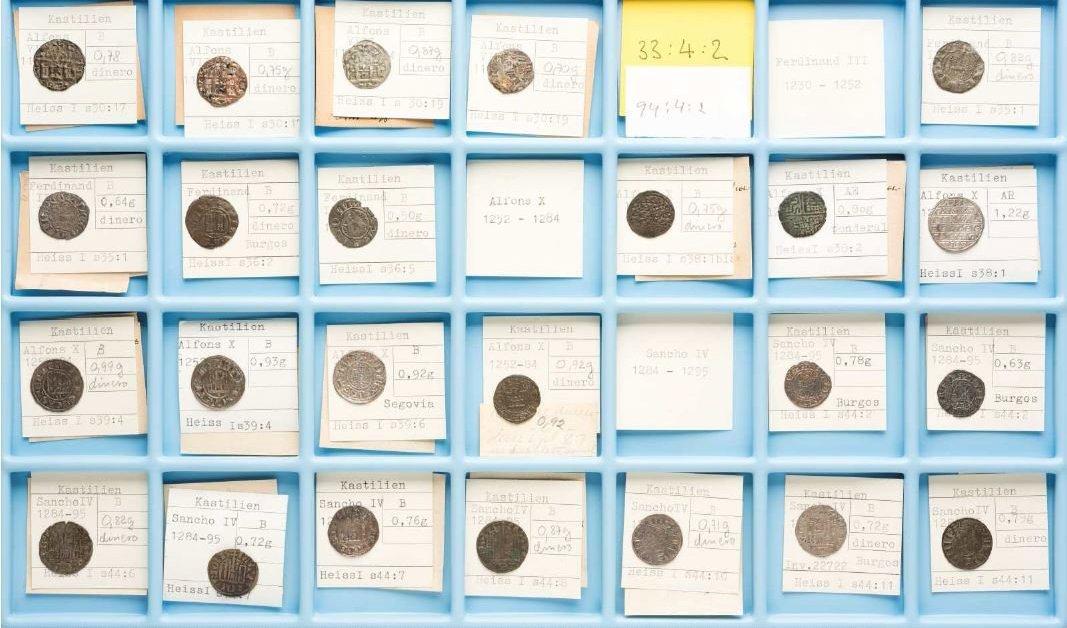 Mynten på kabinettet sorteras efter geografiskt präglingsområde, kronologisk präglingstid och myntherrar. Bild från polisens utredning mot 48-åringen. Foto: Polisen