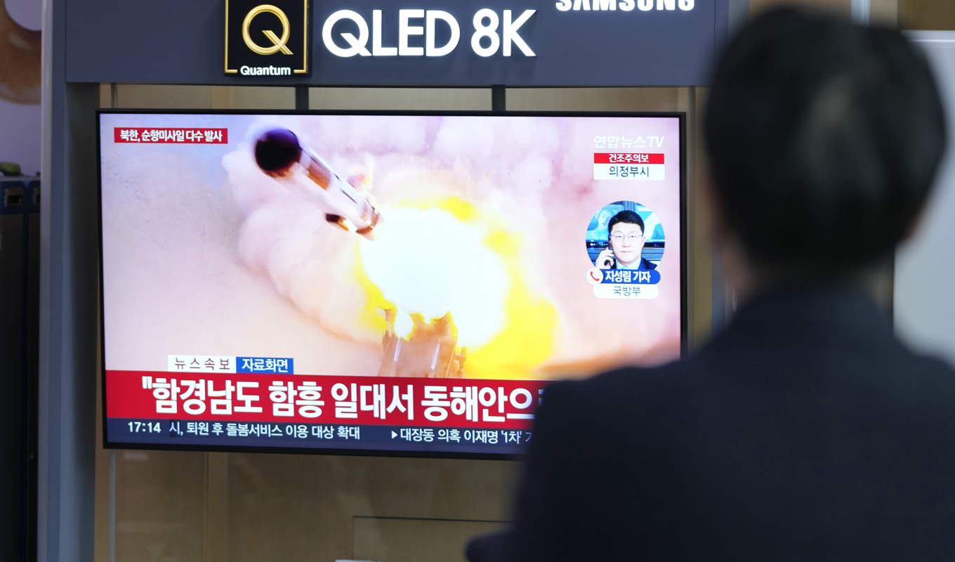 Bilder från Nordkoreas uppskjutning på onsdagen visas på järnvägsstationen i Sydkoreas huvudstad Seoul. Foto: Lee Jin-man/AP/TT