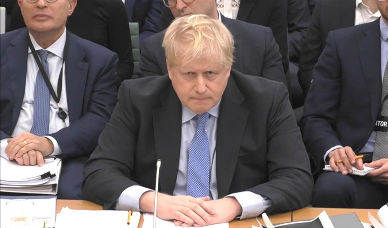 Boris Johnson vittnar inför ett utskott i parlamentets underhus. Foto: House of Commons/UK Parliament/AP/TT