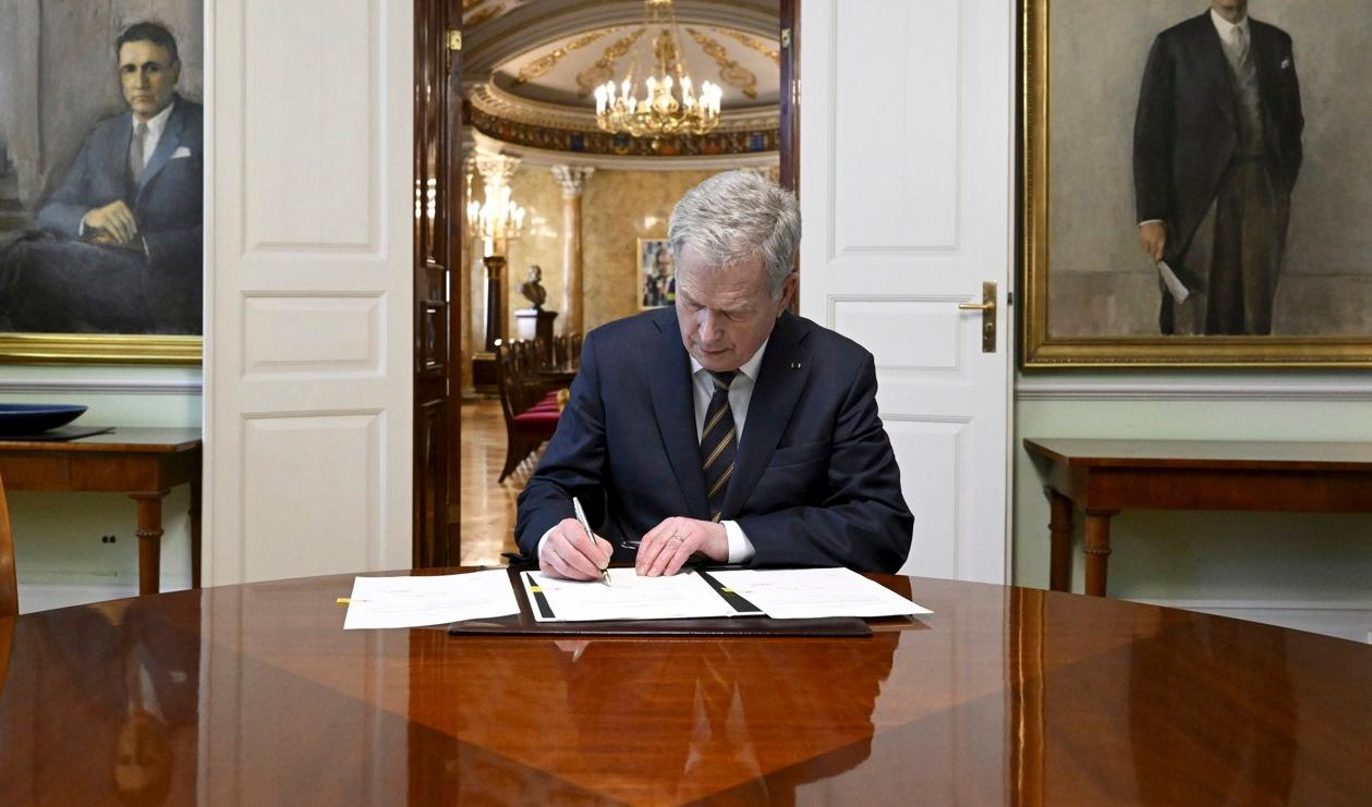 Ett historiskt ögonblick: Finlands president Sauli Niinistö undertecknar Natolagstiftningen i Statsrådsborgen i Helsingfors. Foto: Markku Ulander/Lehtikuva/AP/TT