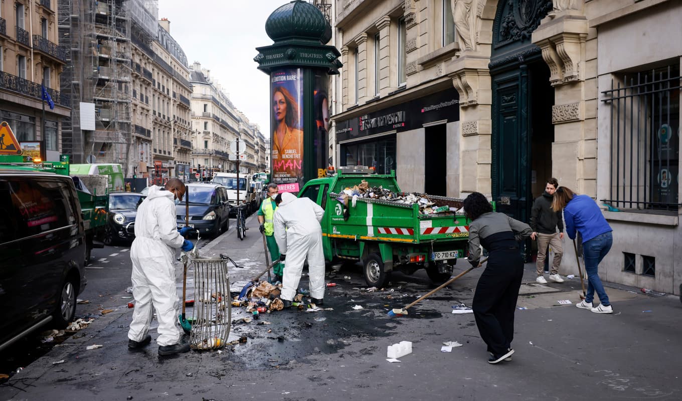 Gator städas upp i Paris efter torsdagens våldsamma protester mot den franska pensionsreformen. Foto: Thomas Padilla/AP/TT
