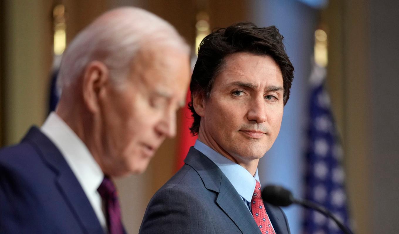 Kanadas premiärminister Justin Trudeau lyssnar USA:s president Joe Biden vid en pressträff i Ottawa på fredagen. Foto: Andrew Harnik/AP/TT