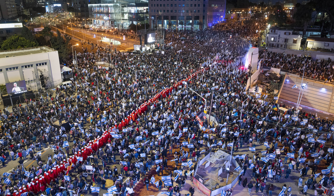 Demonstration i Tel Aviv på lördagen mot den israeliska regeringens planer på en kontroversiell lag. Foto: Oded Balilty/AP/TT