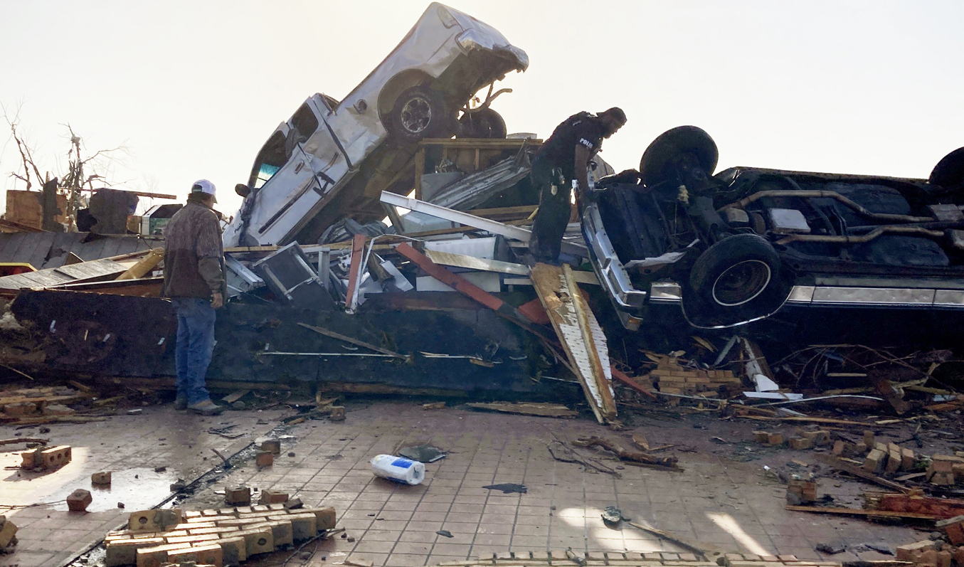 Överlevande eftersöks i bråten i staden Rolling Fork, Mississippi. Foto: Rogelio Solis/AP/TT